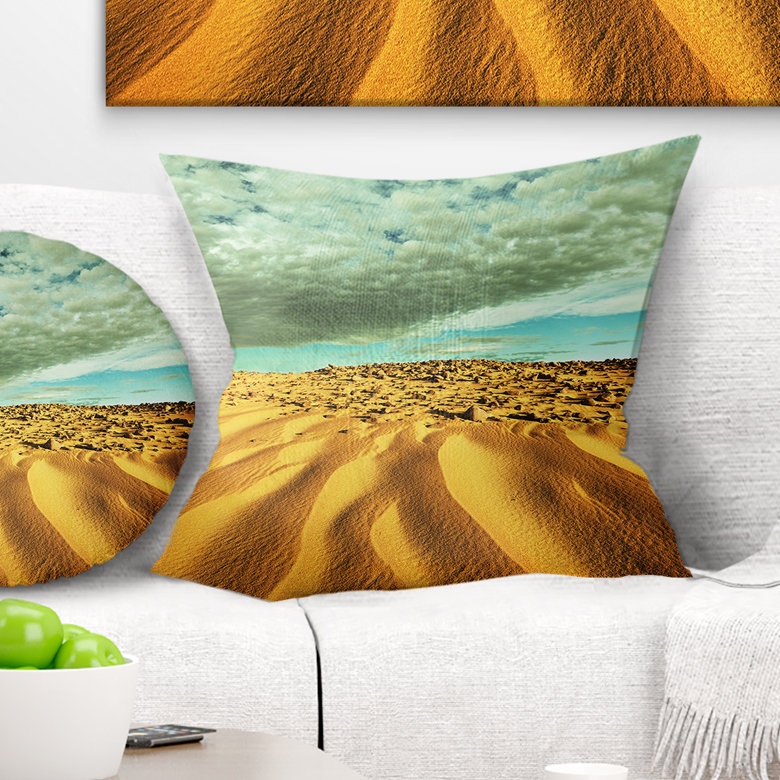 Coussin Dramatic Sky Above Sand Desert, 16 po x 16 po, Carré