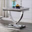 Table de bout Modern Glam avec plateau en faux marbre et base en acier inoxydable, parfaite pour les espaces de vie élégants