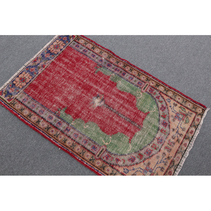 Le tapis rouge turc rétro offre une touche décorative à votre salon avec sa finition en laine