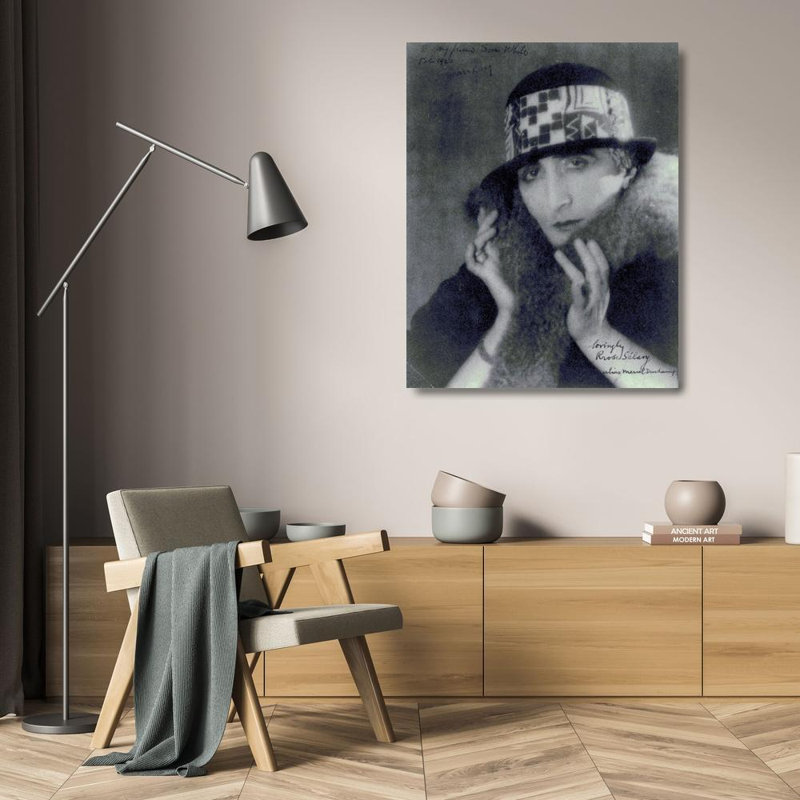 Rrose Selavy alias Marcel Duchamp, H 24 po x l 19 po