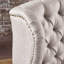 Exquis fauteuil de style antique au design intemporel, idéal pour ajouter de l'élégance et de la sophistication à n'importe quel salon.-1104260179