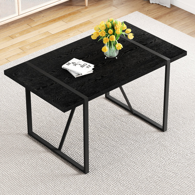 Table de salle à manger rétro de 140 cm (55 pouces) avec dessus noir veiné et pieds en métal stables, idéale pour travailler. Son plateau texturé rectangulaire procure une ambiance chaleureuse.