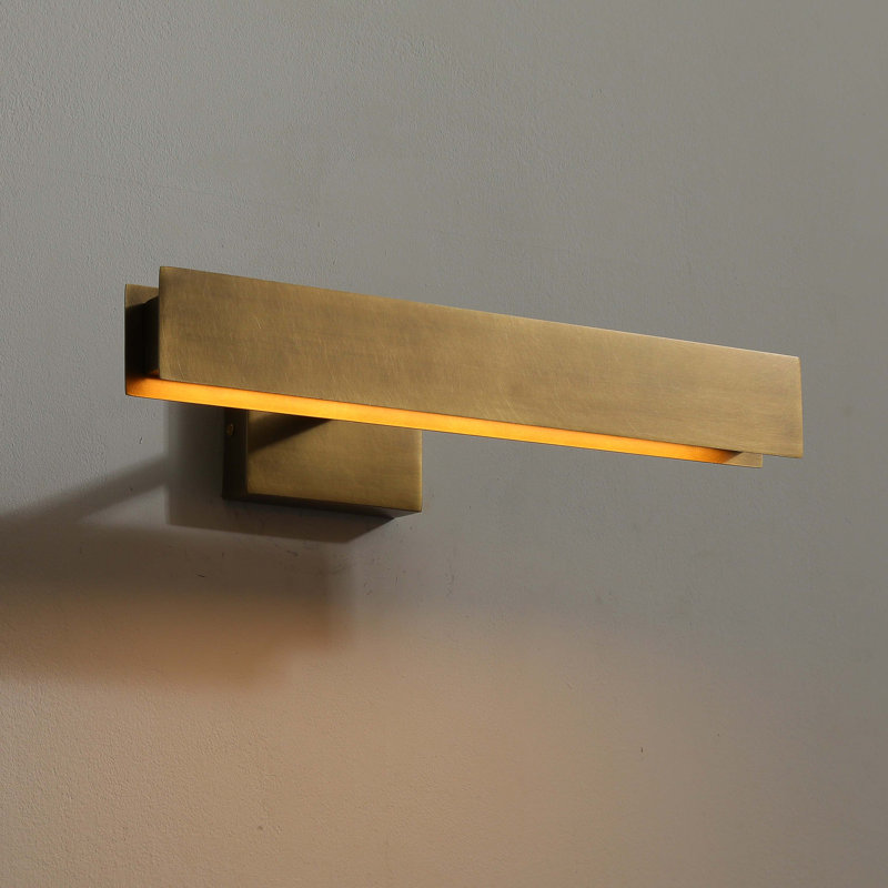 Ancien charme tout - image rétro en cuivre et lumière de meuble-lavabo