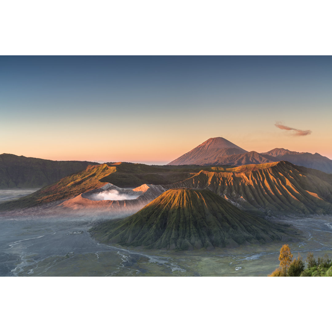 Sonnenaufgang am Vulkan Bromo in Indonesien von Joakimbkk - Kunstdrucke