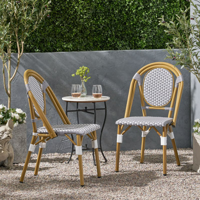 Fauteuil d'appoint de style bistro français 2 - Aluminium léger, blanc et gris. Ensemble de 2 chaises à carreaux, structure en aluminium, 47 cm (l) x 55 cm (p) x 89 cm (h), blanc/gris.