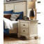 Table de chevet de style rustique 2 en blanc antique et brun rosé pour chambre à coucher transitionnelle 2 tons avec 2 tiroirs