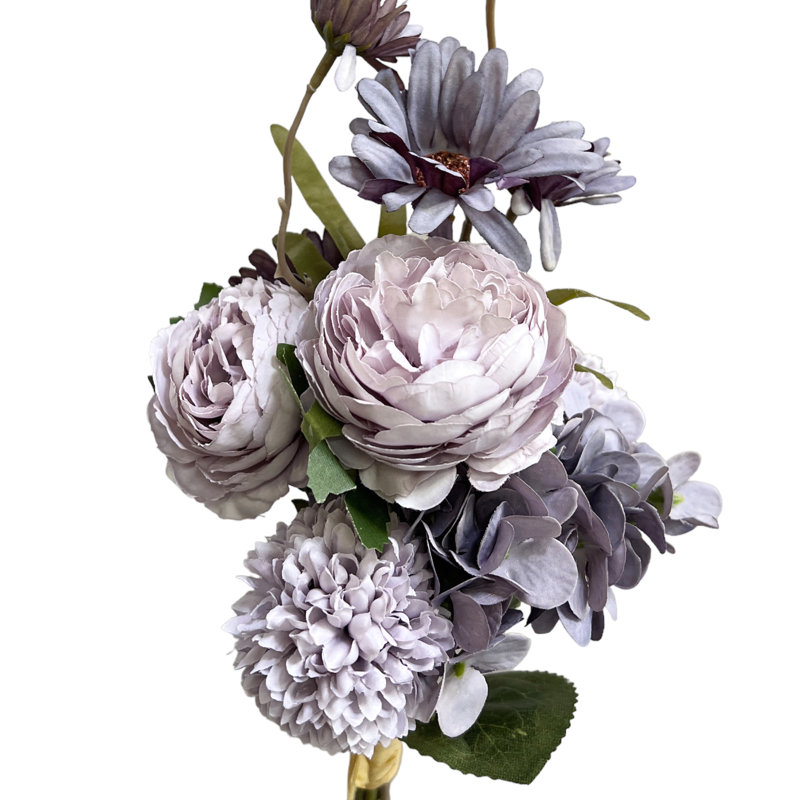 Arrangements floraux de pissenlits, hortensias et chrysanthèmes