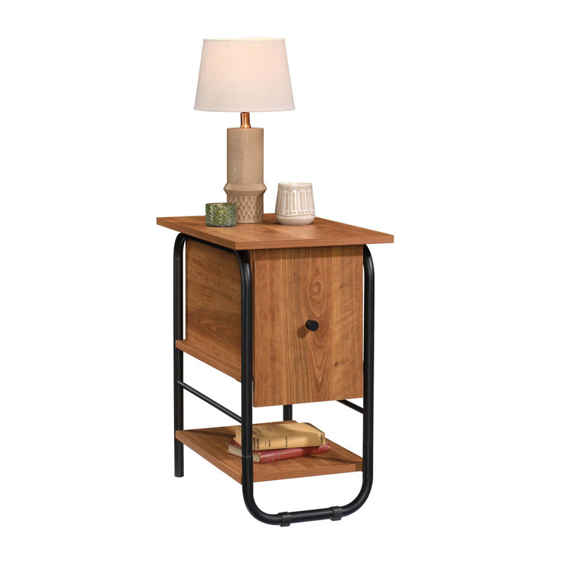 Table d'appoint polyvalente avec finition cerisier naturel et rangement dissimulé, parfaite pour un décor moderne et traditionnel.
