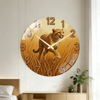 Horloge murale ronde en forme de savane avec un guépard rôdant dans l'herbe, des chiffres plats à deux tons bruns tachetés, un mouvement à quartz silencieux et une façade en verre trempé. Ornement mural de safari sauvage pour les loges, les salons et les intérieurs sur le thème de la nature.