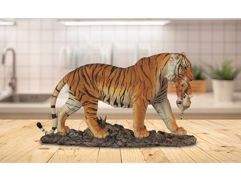 Figurine de l 11 po avec un tigre du Bengale portant un chat sauvage