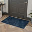 Tapis bleu foncé à motif floral botanique, lavable à la machine, à poils courts et antidérapant, idéal pour le salon ou la chambre.-129917712-130076728