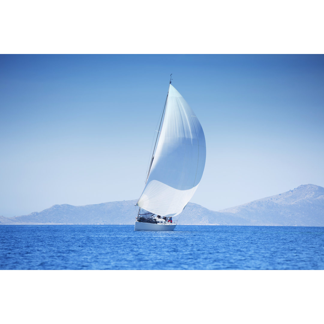 Segeln mit Segelboot von Travenian - Druck ohne Rahmen auf Leinwand