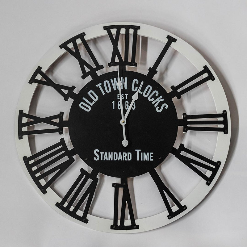 Horloge murale avec chiffres romains