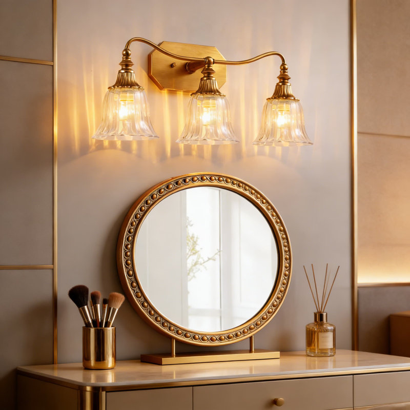 Luminaire de meuble-lavabo vintage avec abat-jour en verre cristal, finition laiton antique à 3 lumières pour un éclairage de salle de bain élégant au-dessus du miroir