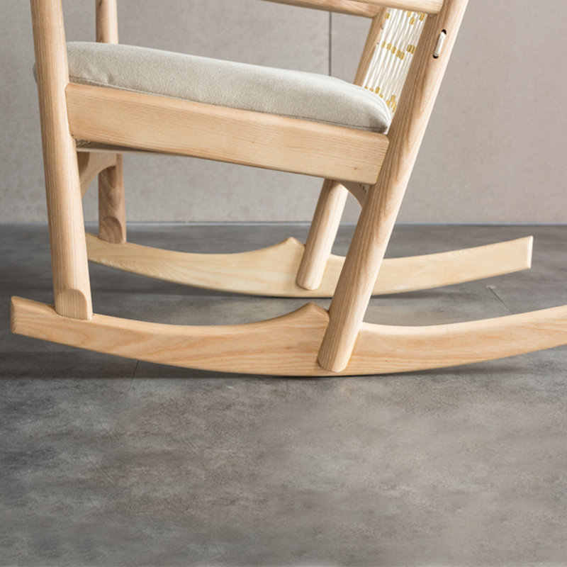 Chaise berçante en bois massif