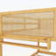 Lit superposé simple au-dessus d'un lit simple avec tablettes de rangement, lit superposé bas avec garde-corps en rotin, coffre-fort et élégant pour les enfants-133491251