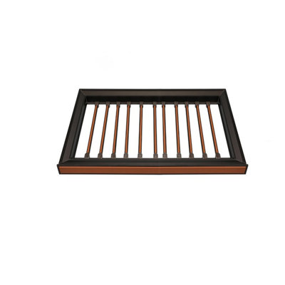 Rehaussez le rangement de votre garde-robe avec le style industriel chic - avec des accents en cuir de qualité supérieure et une fabrication en aluminium robuste.