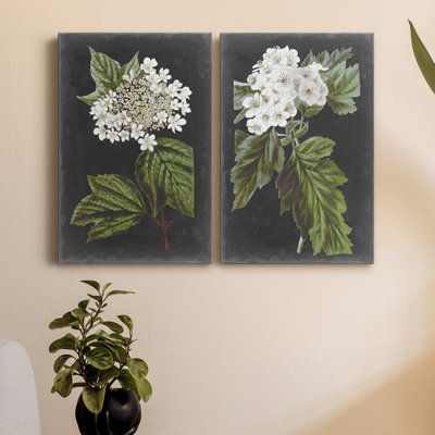 «Dramatic White Flowers III», toile tendue avec châssis de qualité supérieure - prête à être accrochée