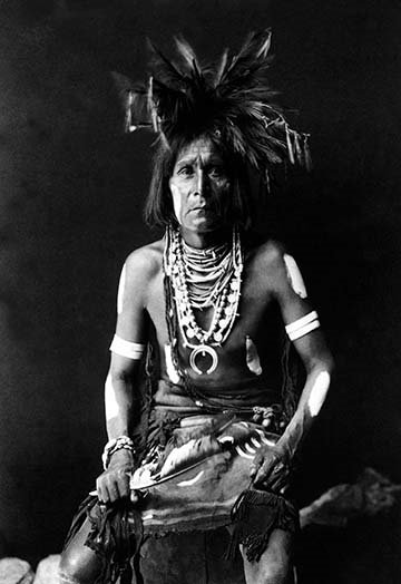 « serpent priest », reproduction de photo, H 42 po x l 28 po x P 1,5 po