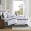 Literie 8 pièces pour très grand lit - Élégants détails brodés blancs et gris pour la chambre à coucher