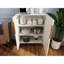 Buffet de cuisine contemporain avec poignées dorées, esthétique moderne, rangement fermé pour la verrerie, vaisselle à tablettes ouvertes, fabrication en bois massif, poignées d'armoire blanches peu encombrantes