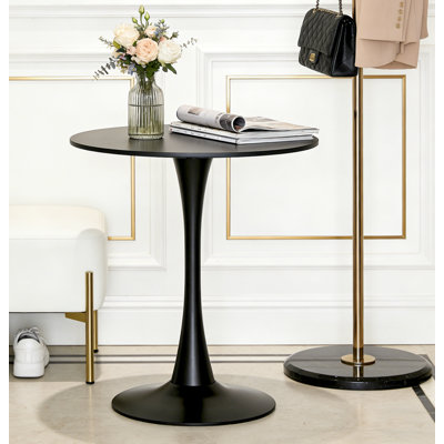 Une table de salle à manger ronde de style luxueux, dotée d'une élégante base en métal et d'un plateau en panneau de fibres à densité moyenne de 31,5 pouces, présente un style médiéval moderne dans son ensemble.