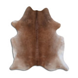 Tapis brun clair en cuir de vache fait à la main de 6 pi x 7 pi Belvia
