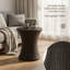 Table d'appoint en forme de sablier avec tissage en rotin