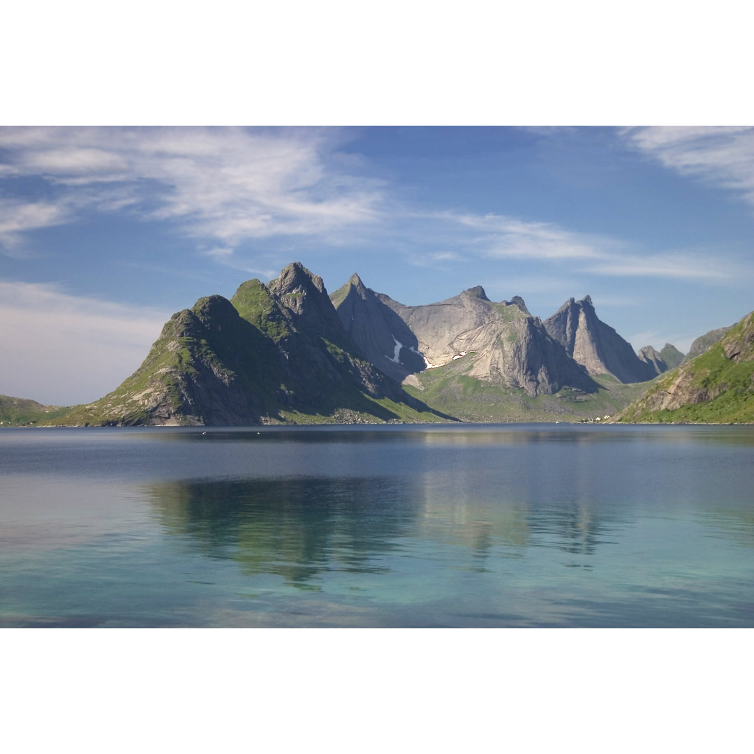 Berg im Wasser - Leinwandbild