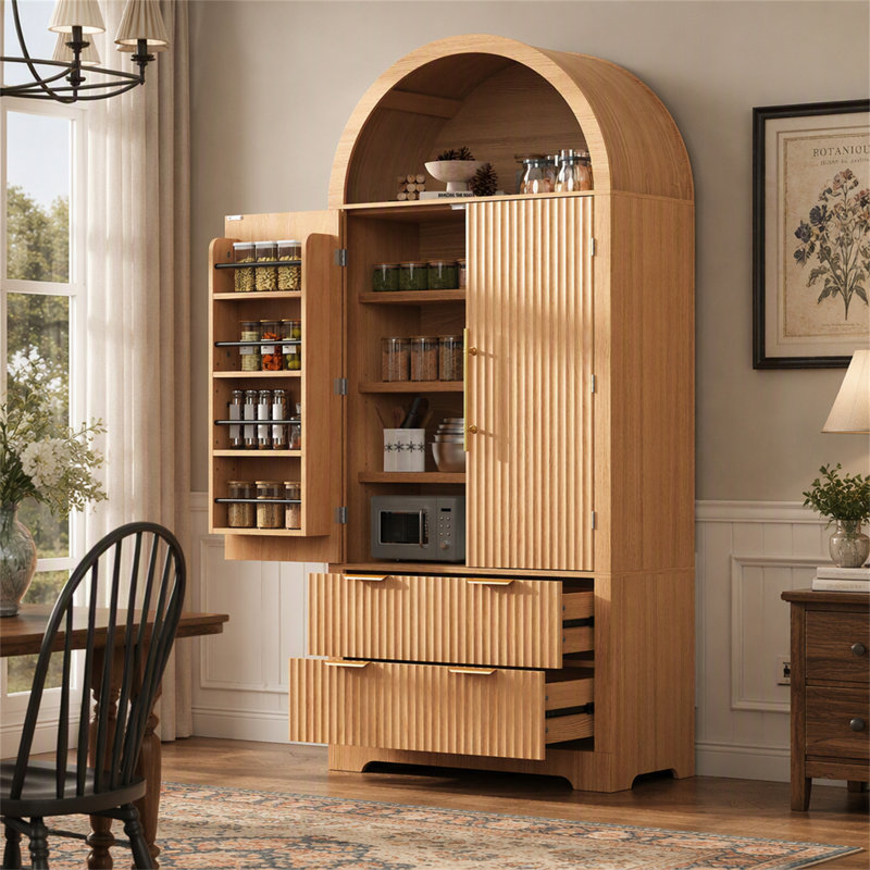 Garde-manger arqué avec portes cannelées et tablettes réglables