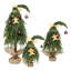 Sapins de Noël fantaisie en 3 parties, à cime incurvée, ornés de décorations dorées, de motifs en pain d'épice et de bases en toile de jute