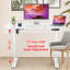 Bureau pour travailler debout réglable en hauteur Kashif de 55 po avec 2 ports USB, 3 prises de courant, 4 roulettes, 2 crochets et un grand tapis de souris-610342578