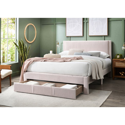 Grand lit moderne, revêtement en velours côtelé rose, conception plateforme, rangement haut et sous le lit pour les couvertures en velours côtelé, pieds de soutien contemporains, articles essentiels