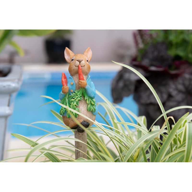 Peter Rabbit mangeant des radis