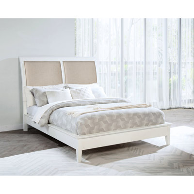 Grand lit à panneau tapissier blanc avec design bord de mer, accents et emplacement stable dans la chambre