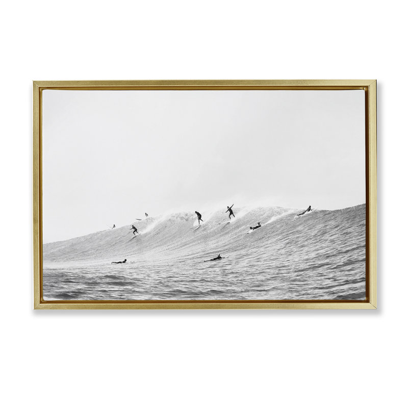 «Summer Wave Surfers», toile flottante encadrée noire par Sissi et Seb, Cadre flottant métallique doré, H 21 po x l 31 po