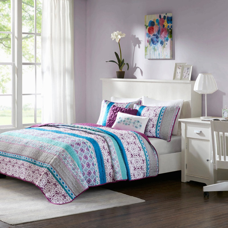Full/Queen Reversible Quilt Set with Throw Pillows