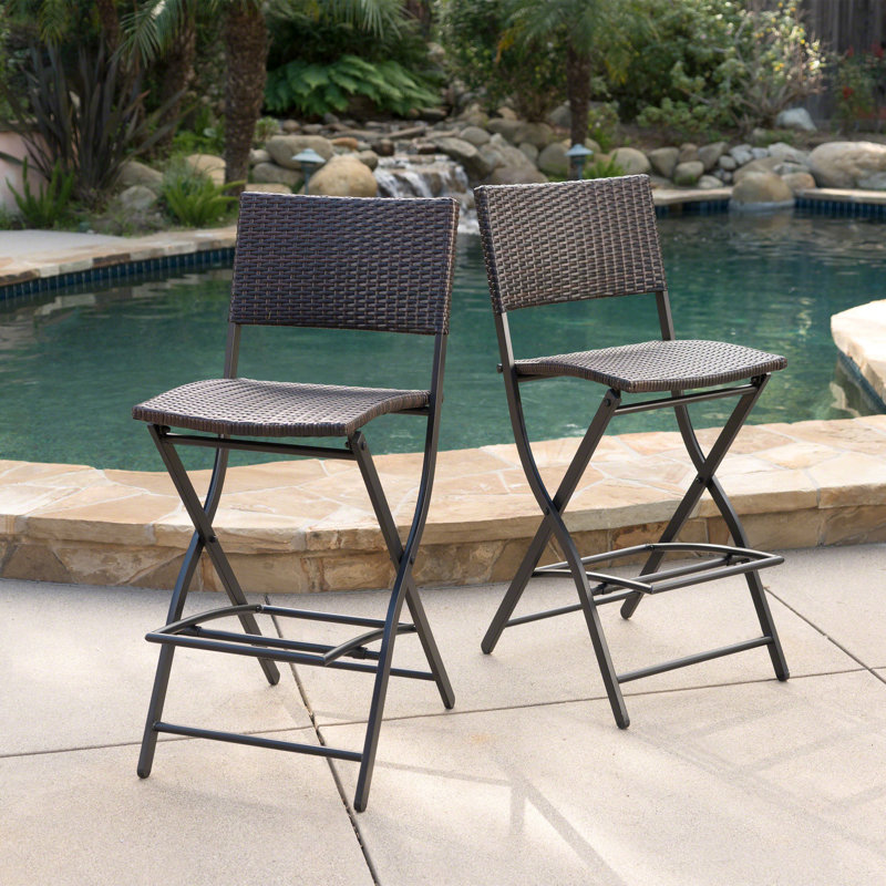 Chaise pliante d'extérieur en osier et tabourets de bar en rotin