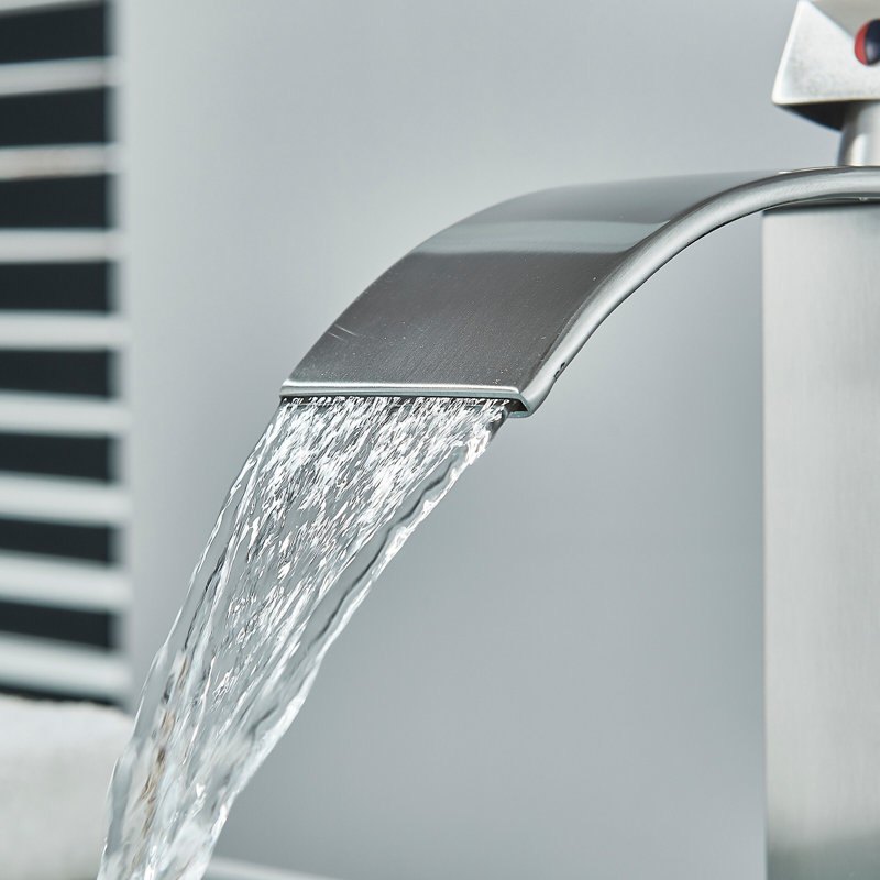 Robinet de lavabo Mosson Waterfall avec bonde escamotable et plaque de montage de 15 cm, nickel brossé