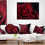 Coussin décoratif à imprimé floral rose rouge avec gouttes de pluie sur fond noir