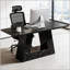 Bureau spacieux avec placage en faux marbre et pieds trapézoïdaux robustes, parfait pour les espaces de travail modernes et les bureaux à domicile.
