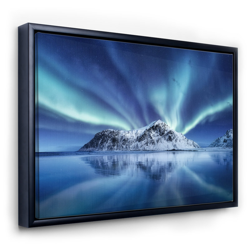 «Aurora Borealis Reflection on the Water», reproduction de photo sur toile, H 24 po x l 32 po x P 1 po, Toile avec cadre noir