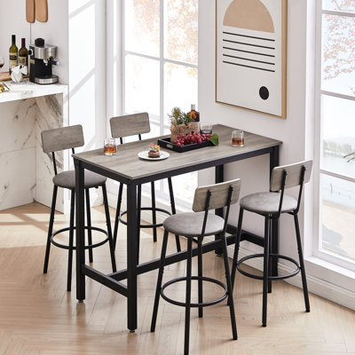 Table de bar de 87,5 cm de hauteur avec 4 tabourets, siège en PU gris, design moderne et collection de tabourets. Dimensions : 121,6 cm (L) x 59,8 cm (l) x 87,5 cm (H). Sièges et dossiers rembourrés pour un confort optimal.