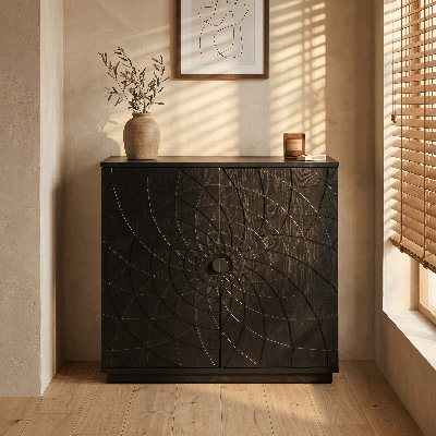 Armoire de rangement à 2 portes NTC BLOOM, armoire d'appoint design en bois massif avec portes à motif géométrique sculpté à la main, système de rangement modulaire et extensible pour le salon, noir brûlé
