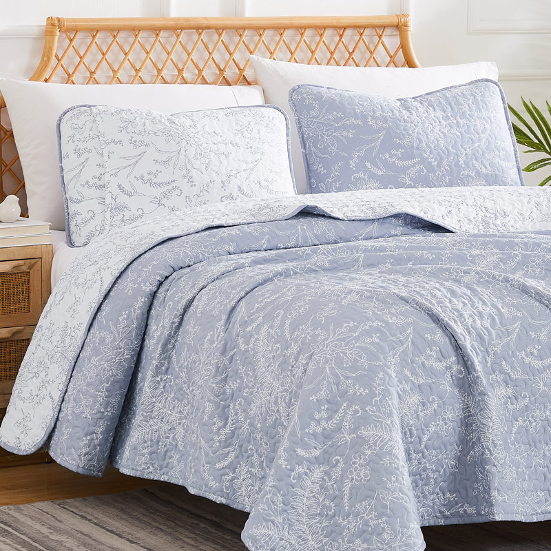 Winter Brush Microfiber Reversible Traditional Quilt Set, Full/Queen Quilt + 2 Standard Shams, Blue