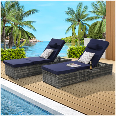 Ensemble de 2 chaises longues d'extérieur avec rangement pour chaises longues de patio, chaises longues de bronzage pour l'extérieur, fauteuils inclinables en rotin de plage avec dossier réglable, table et coussins pour le jardin près de la piscine