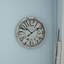 Horloge murale en bois blanc