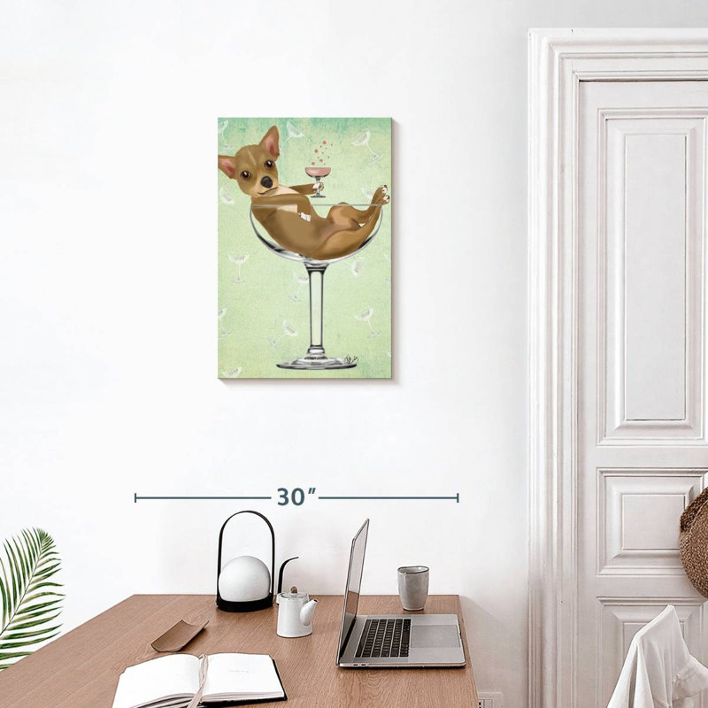 Chihuahua Brampt dans un verre à cocktail, H 24 po x l 16 po