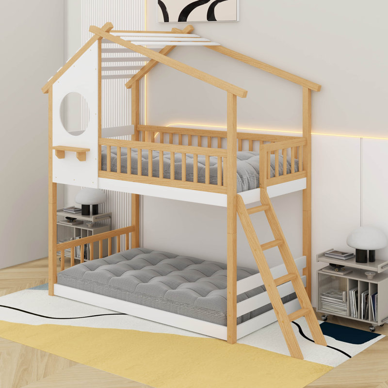 Lit superposé simple au-dessus d'un lit simple en bois avec toit