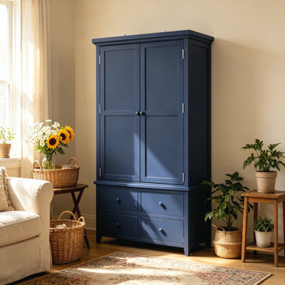 Grande armoire de cuisine autoportante Blue Farmhouse, armoire de rangement en bois de pin massif et en panneau de fibres à densité moyenne avec sept tiroirs, huit tablettes de porte, trois tablettes réglables et huit supports à vin pour l'organisation de la cuisine